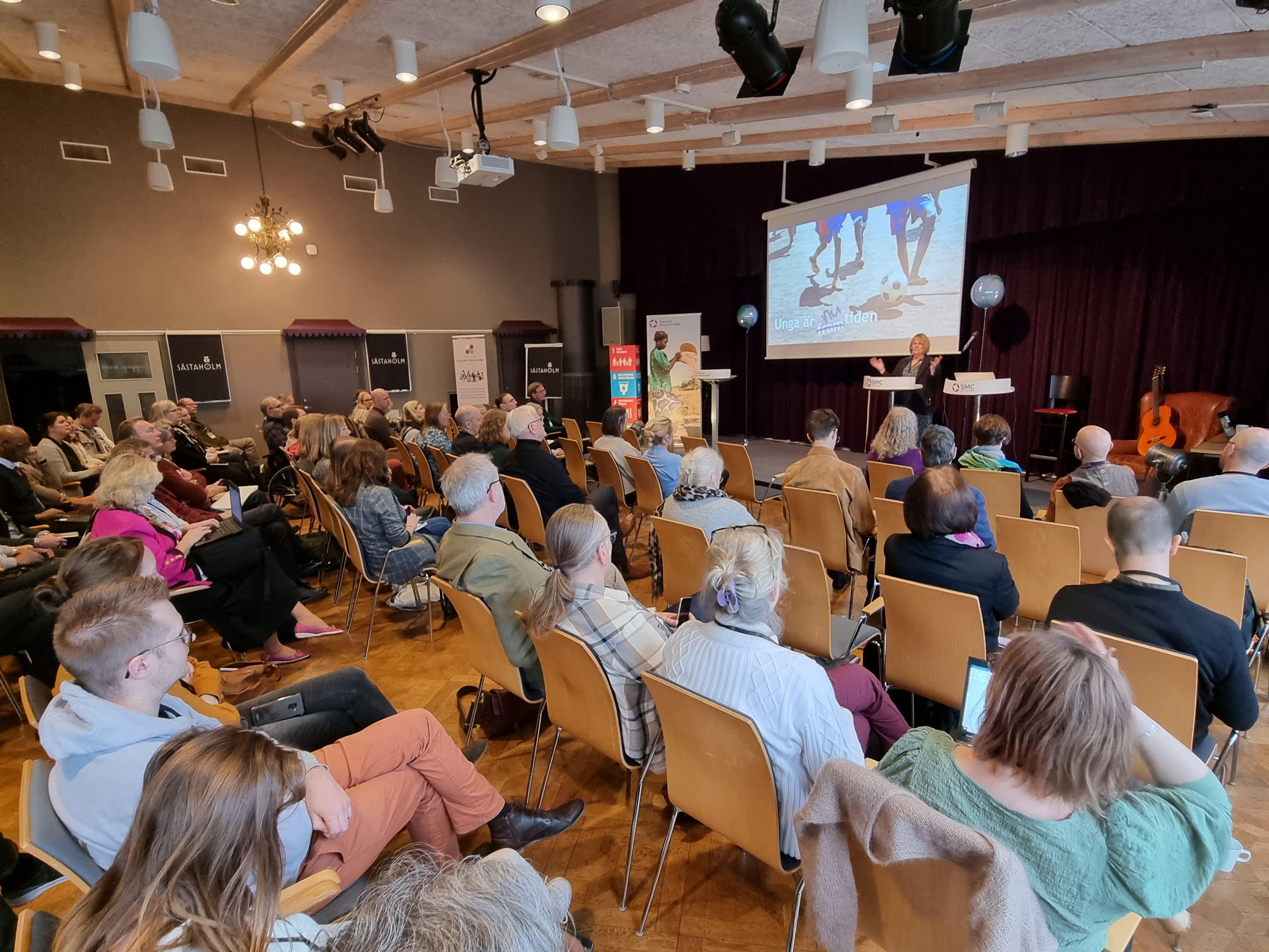 Generalsekreterare Charlotta Norrby hälsar omkring 100 deltagare välkomna till Medlemsdagarna 2023