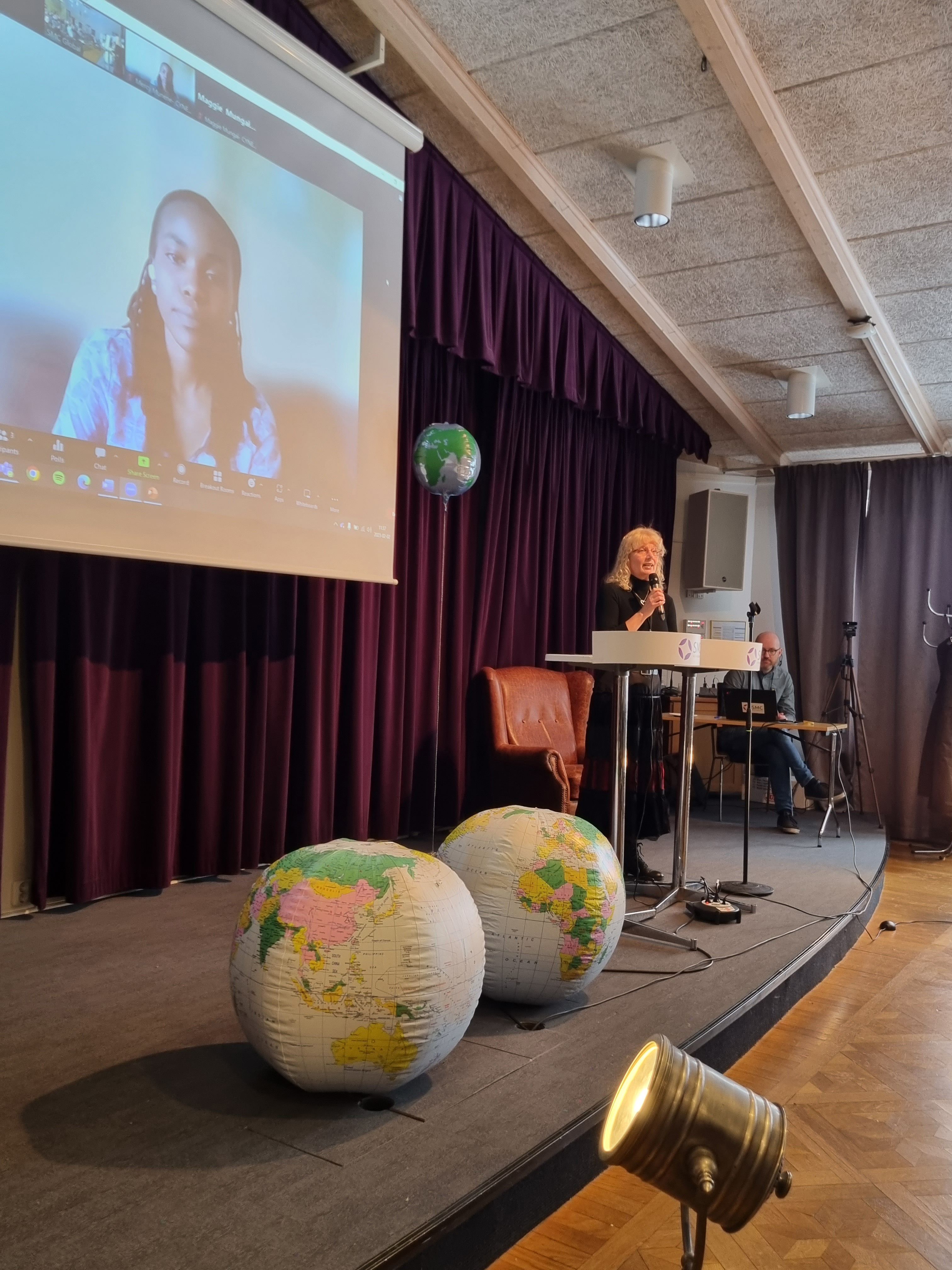 Miriam Mondragon, rådgivare på SMR och en av medlemsdagarnas huvudansvariga, presenterar Mercy Munene över länk