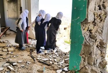 Girls from Taiz, Jemen Girls from Taiz in Yemen on their way out of a broken house.