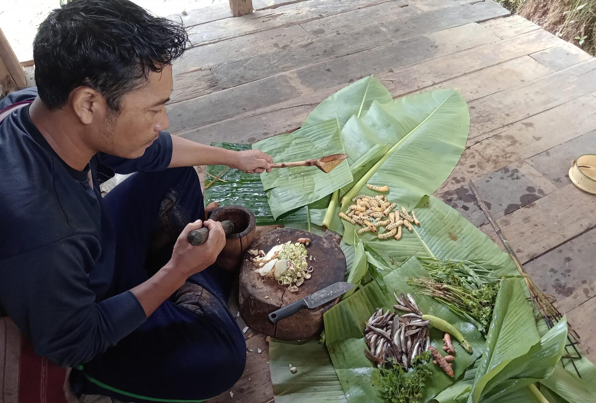 Fältarbetaren Sit lagar en typisk rätt för området i norra Thailand, där Karen Development Service Foundation driver projekt. Fältarbetaren Sit lagar en typisk rätt för området i norra Thailand, där Karen Development Service Foundation driver projekt.