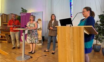 Årsmöte 2023 Personer som står vid en talarstol