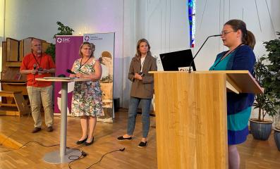 Årsmöte 2023 Personer som står vid en talarstol