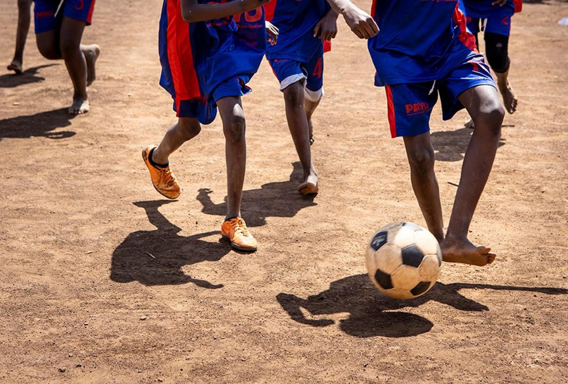 Foto-Magdalena-Vogt-2022-Fotbollstjejer-i-Nairobi-aspect-ratio-2000-1354 Fotbollstjejer i Nairobi. Foto: Magdalena Vogt