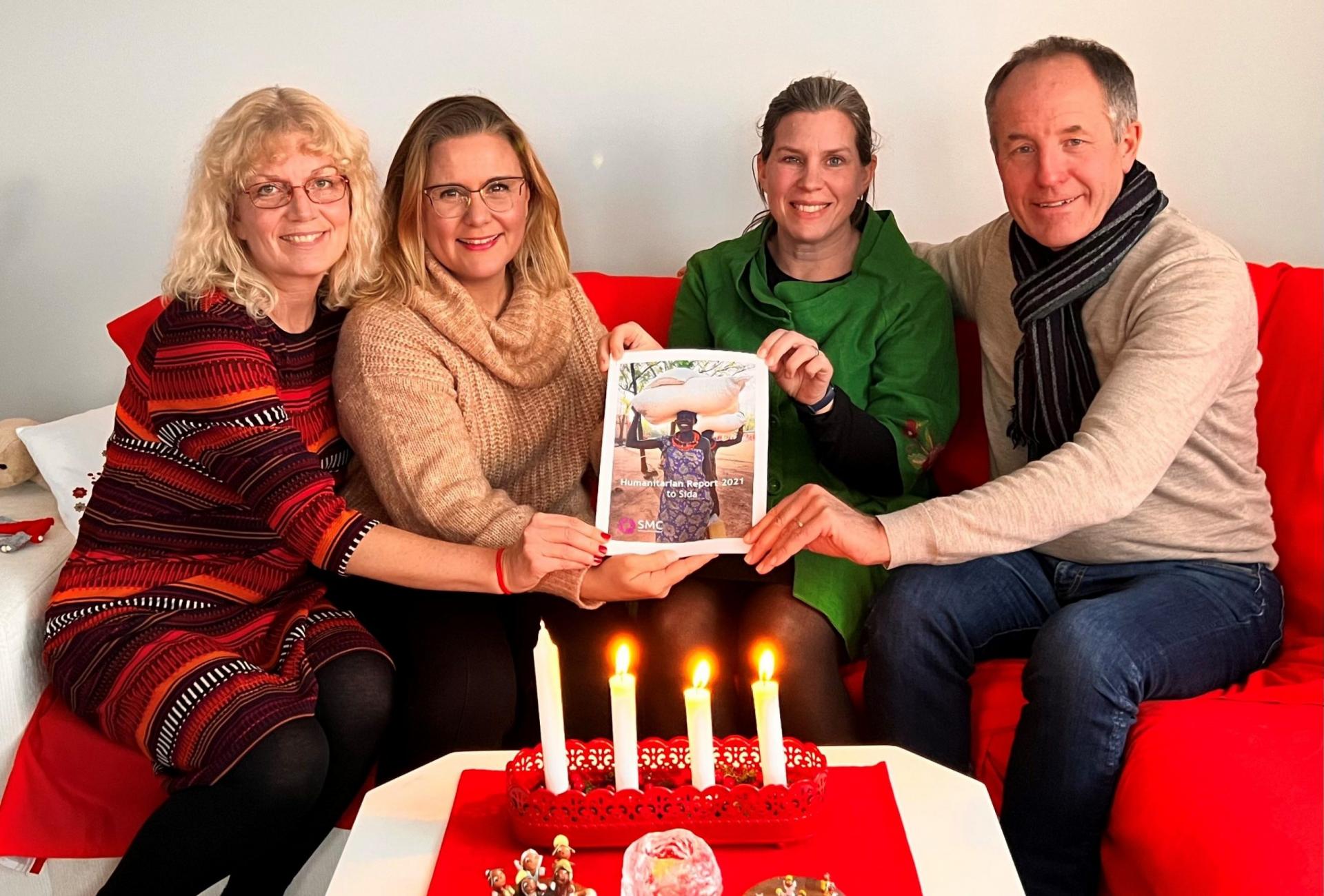 Miriam Mondragon, Isa-Lei Moberg, Hanna Toorell och Lennart Nolvall med SMR:s humanitära årsrapport 2021. Även Sofie Twal Hedman och Agnes Rocque har varit med i rapportarbetet. Fyra SMR-medarbetare med den humanitära årsrapporten till Sida