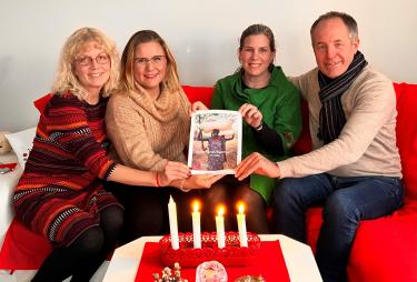 Miriam Mondragon, Isa-Lei Moberg, Hanna Toorell och Lennart Nolvall med SMR:s humanitära årsrapport 2021. Även Sofie Twal Hedman och Agnes Rocque har varit med i rapportarbetet. Fyra SMR-medarbetare med den humanitära årsrapporten till Sida