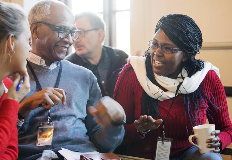 Engaged conversation during Member Days 2020. Three persons deeply engaged in a conversation during member Days at Sigtunastiftelsen 2020.