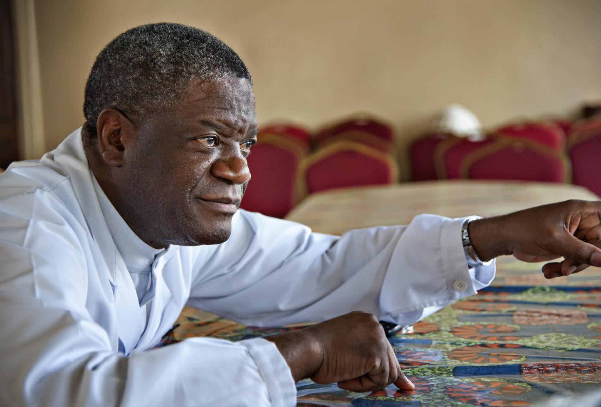 Mukwege-porträtt-pekar-foto-Håkan-Flank.jpg