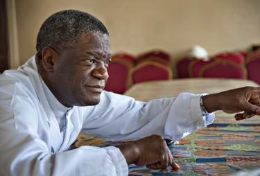 Mukwege-porträtt-pekar-foto-Håkan-Flank.jpg