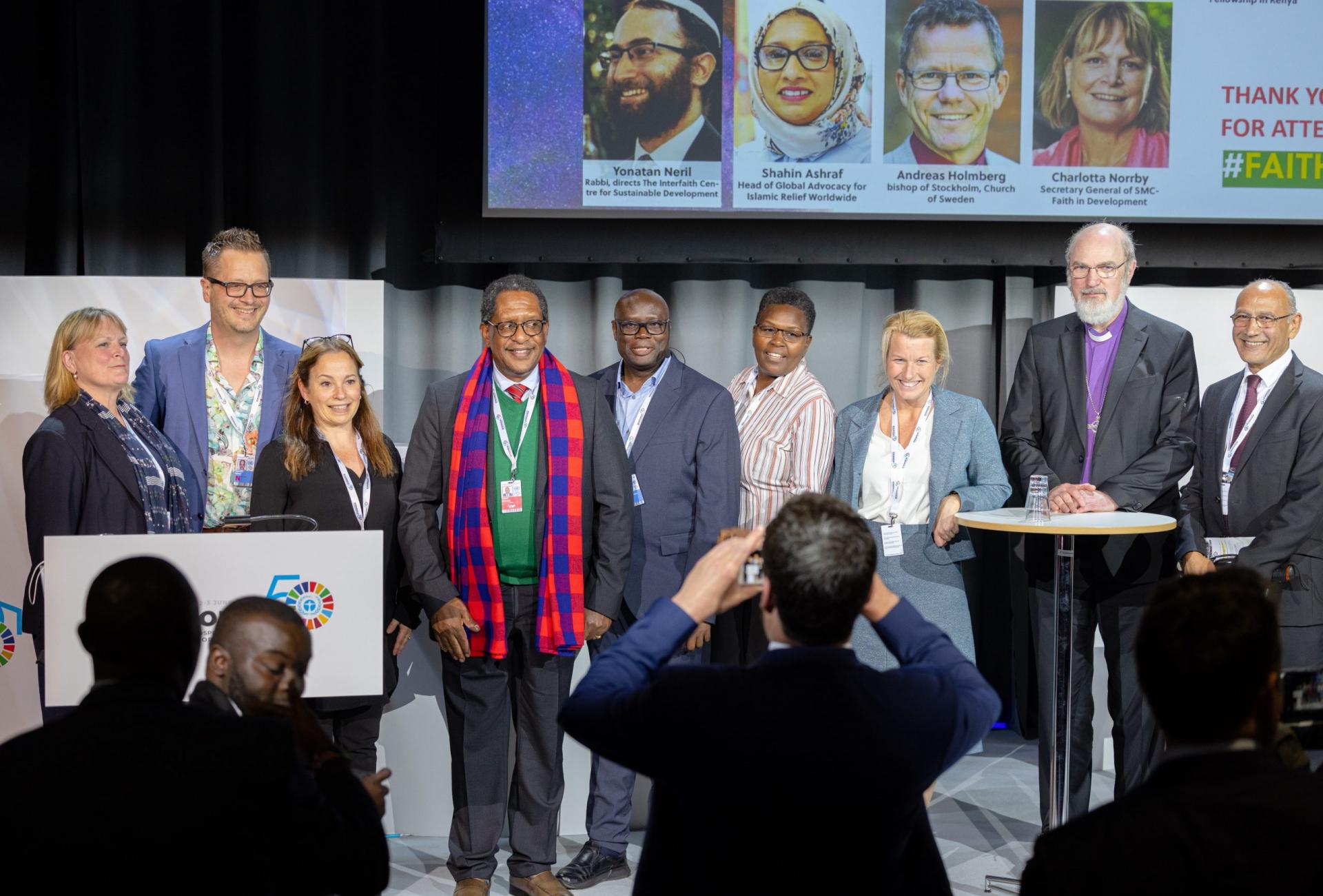 PMU och SMR deltog på Stockholm +50 Bild på några av talarna på konferensen Stockholm plus 50, uppställda på rad på en scen.