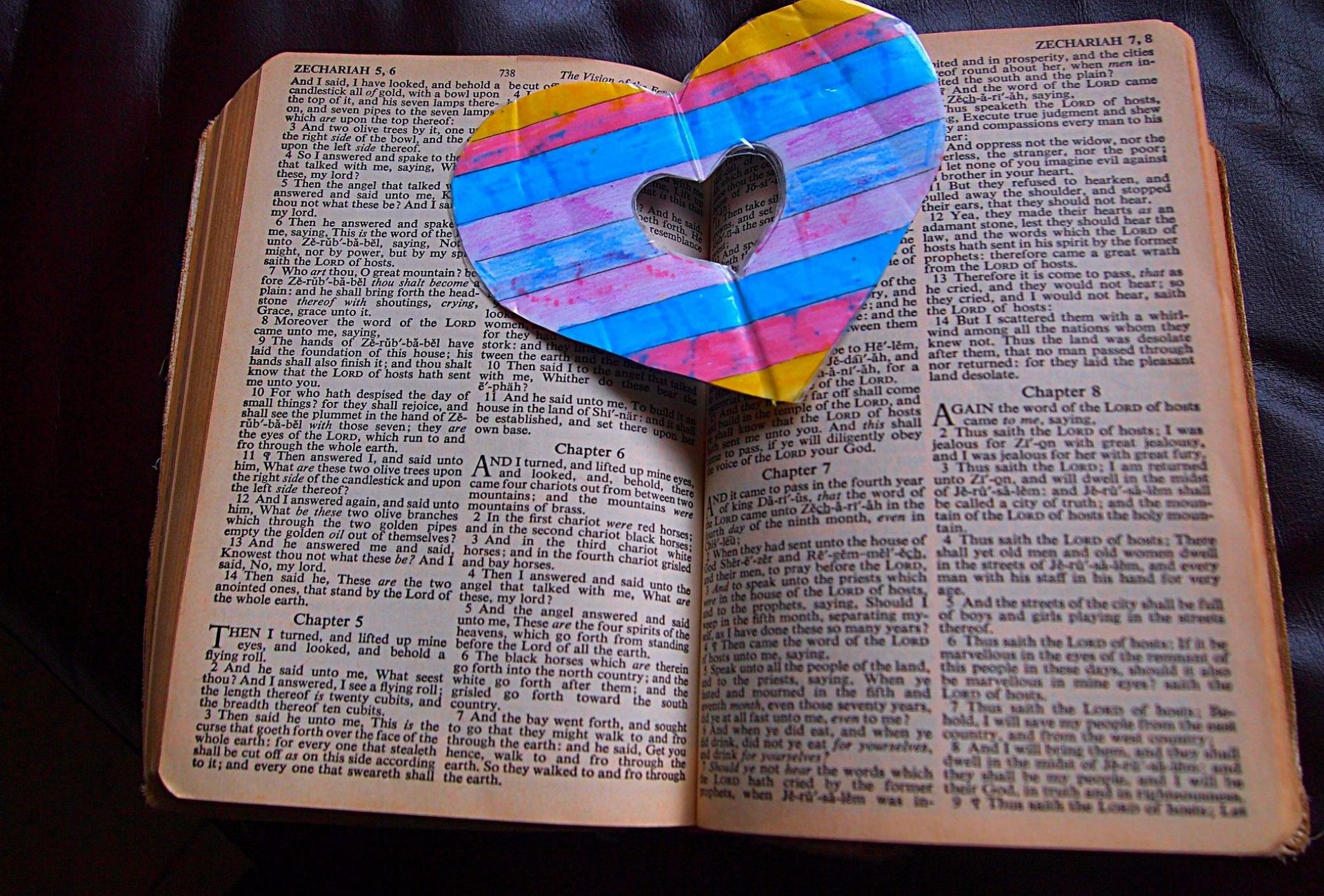 bible-1136781_1920-aspect-ratio-1920-1300